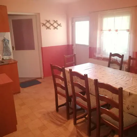 Tiszavirag Apartmanhaz *